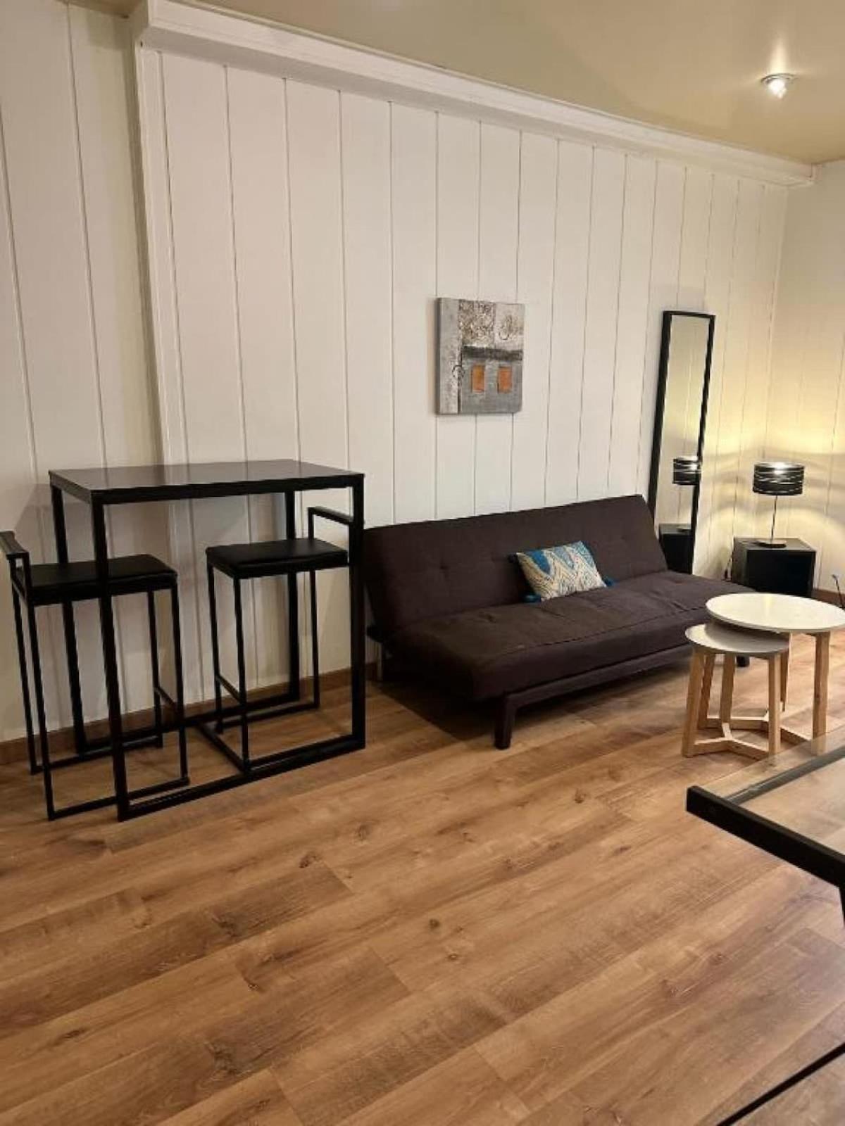 Bosio Raoul - And Steps Away From The Sea Apartamento